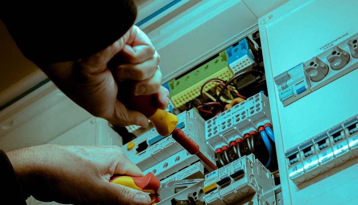 Techniker bei Arbeiten an einer Steuerung